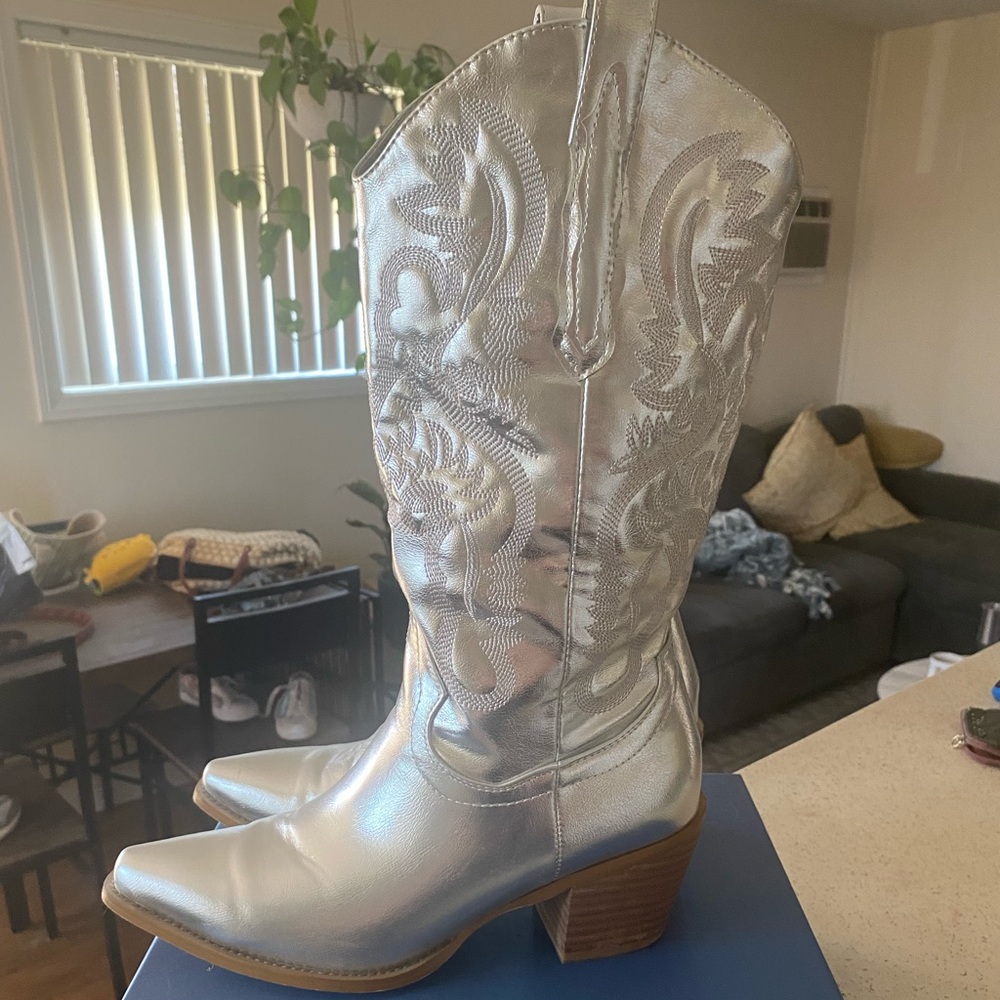 Silver cowboy boots size 8